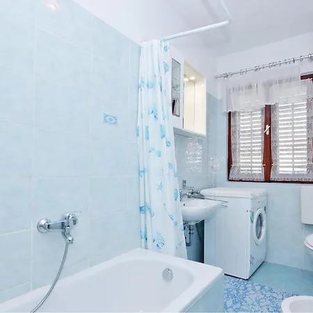 Pet Friendly Apartment In Zadar With Kitchen *